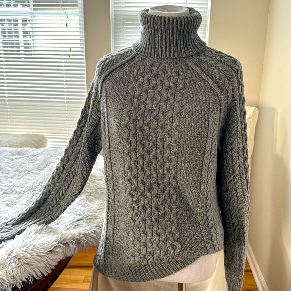 Soft grey Vince cable turtleneck sweater size XS